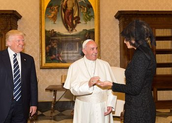 트럼프·멜라니아, 장례식 참석…조기 게양 명령