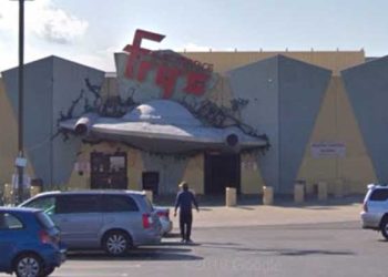 버뱅크 Fry’s  폐점 4년 만에야 철거 시작