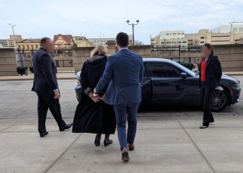 ‘사상초유’ FBI, 법원서 현직판사 체포 … “불법체류자 도왔다”