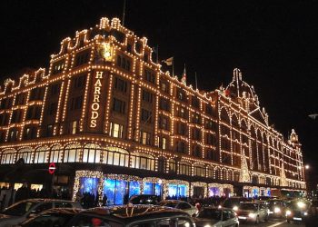 여성 260여명 성폭행 영국 최고 백화점 사주… 죽고 나서야 보상