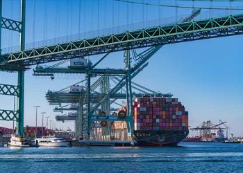 트럼프 폭탄관세에 LA항 물동량 급감 … 대규모 감원, LA경제 큰 타격