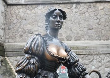 “가슴 그만 만져”…변색된 동상에 특단 조치 내렸다