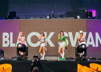 한국인 없는 K팝 아이돌 ‘블랙스완’, 중국 공연 관객들 열광