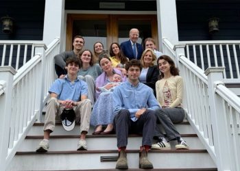 바이든 올린 부활절 가족사진에 위독설 주장 나와