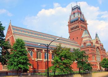 트럼프, “하버드, 유학생 등록 금지할 것” 엄포 … ‘반트럼프 깃발’ 하버드, 문화전쟁 선포