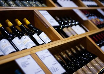 “와인 마실 여유 없어” .. 세계 와인 소비량, 60년 만에 최저