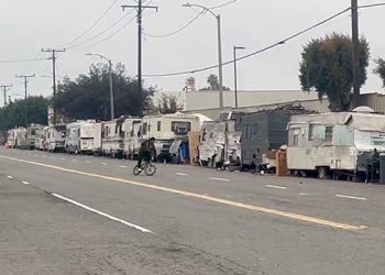 가디나시, 1년 만에 대규모 RV 노숙자 텐트촌 철거 돌입