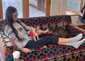 환갑 넘은 데미 무어 “아름다움은 존재하는 것”