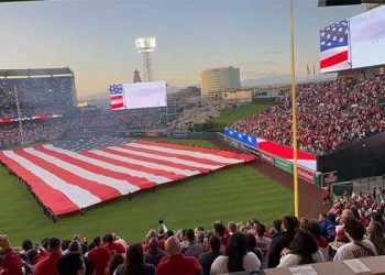 앤절스 홈 개막전 난타전 끝 패배