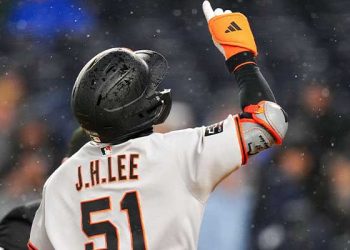 이정후, 시즌 첫 홈런 폭발 … 강우콜드 양키스에 9-1 대승