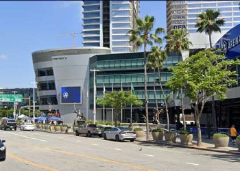 [NBA] 크립토닷컴서 경비원이 레이커스팬 구타, 실신