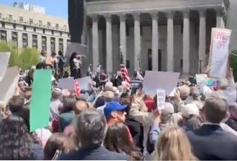 뉴욕 변호사 1500명, 정장·넥타이에 법전 들고 반트럼 시위