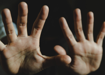 “남편과 닮아서”…’10대 의붓아들과 성관계’