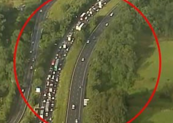 금속 파편 떨어져 차량 300대 연쇄 펑크 … 고속도로 마비