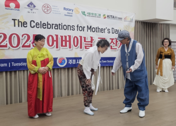 어버이날 잔치 성황 … 시니어 연극  큰 감동