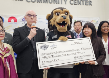 [화제] ‘감동은 다시 돌아온다’ … LA킹스 팬들, 시니어센터에 1만5천달러 기부