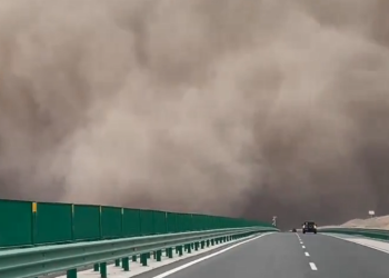 실크로드 둔황에 초대형 모래폭풍…1만여 관광객 고립