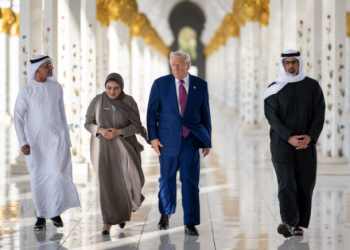 트럼프, UAE와 2000억 달러 계약 체결