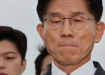 김, 5·18민주묘지 박관현 열사 묘역서 ‘눈물’