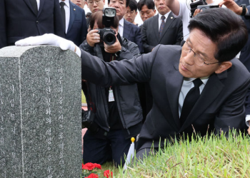 김, 5·18민주묘지 박관현 열사 묘역서 ‘눈물’