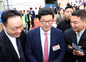 미 시민권자 김병주 MBK 회장, ‘홈플러스 사태’ 전격 압수수색