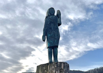 멜라니아 트럼프 청동 조각상 발목 잘린 채 사라져