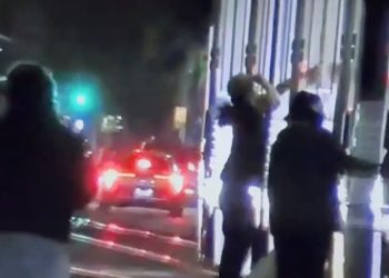 LA 도심 한밤 중 난동 … 정체불명 군중 메트로 전철 습격·경찰차 훼손·상점 낙서까지