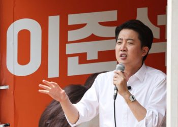 ‘젓가락’ 논란, 대선 막판 핵심이슈 급부상 .. 후보 사퇴 요구 쇄도