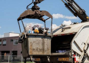 쓰레기통에 사람 있었다…청소차에 수거된 남성 결국 사망