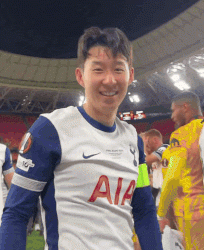 찢어진 이마에도 미소…손흥민, ‘영광의 상처'(영상)