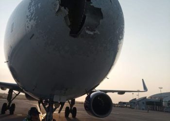 “죽을 뻔 했다”…승객 200명 탄 기체 구멍 ‘아찔’ (영상)