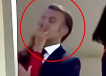 ‘기내 부부싸움’ 마크롱에 트럼프 조언 .. “문 닫혔는지 확인”