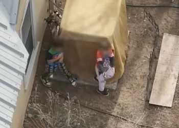 [이런일도] 권총 든 7살 아이, 경찰 대치 중 총격 시도