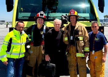 그렉 노먼 탑승 전용기 LAX에 비상착륙