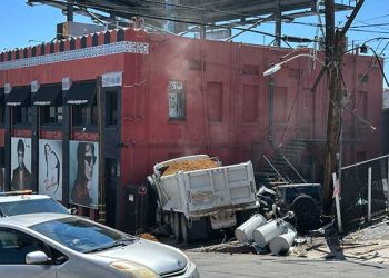 덤프트럭 웨스트 할리웃 유명 레스토랑 돌진