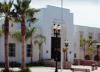 OC 고교서 칼부림 학생 3명 사상 .. 범인 2명 못잡아