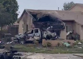 샌디에고 주택가에 경비행기 추락 3명 사망