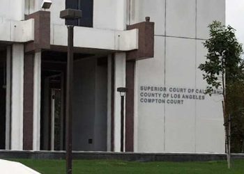 컴튼법원서 LA경관 총기 오발 ‘화들짝’
