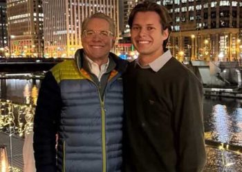 [화제] 아버지와 아들, 비올라대 MBA 나란히 졸업 화제