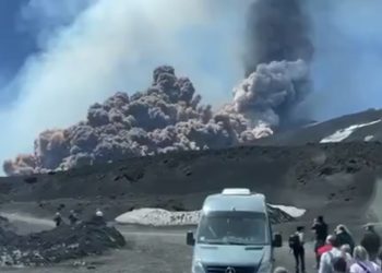 “빨리 뛰어!”…거대한 화산재 구름에 ‘혼비백산'(영상)
