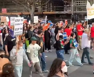 기습 이민단속에 수천여명 격렬 항의 … 거리점거 시위 야간까지 이어져