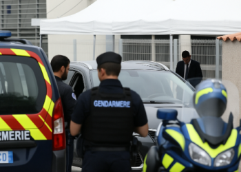 무서운 프랑스 학교 … 14살 중학생, 소지품 검사 중 교사 칼로 살해