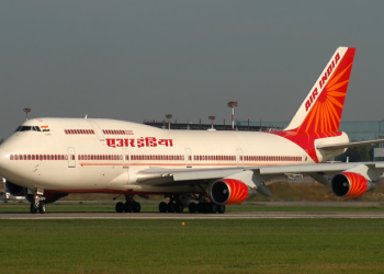 보잉 최신 여객기, 의대 기숙사로 추락 … 탑승자 241명 포함 300여명 사망