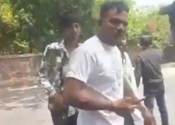 승객 242명 중 유일한 생존자, 멀쩡하게 걸어나와 …좌석은 어디?