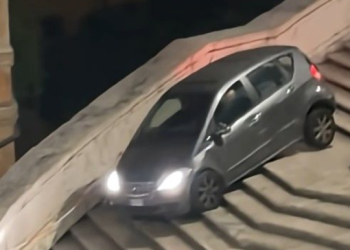 계단을 도로로 착각?…80대 운전자 아찔 질주