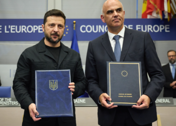 조롱 받던 젤렌스키, 정장 차림으로 등장