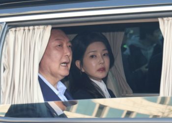 김건희, 윤석열이 미는 휠체어 타고 퇴원 … 입원 11일 만