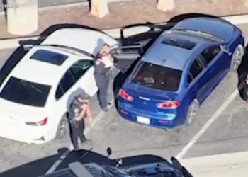 109도 폭염 속 차량에 홀로 갇힌 아기…창문 깨고 구조(영상)