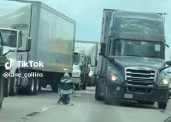 휠체어 여성 프리웨이 도로 한복판서 머리에 총 겨눠(영상)