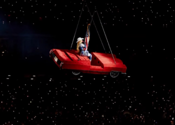 공중에서 구조물 휘청…비욘세, 공연 중 추락할 뻔